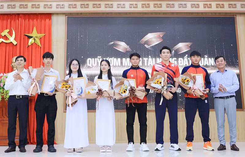Đại diện lãnh đạo các cơ quan của tỉnh Quảng Nam trao thưởng cho các cá nhân có thành tích xuất sắc. (Ảnh: T.CÔNG)