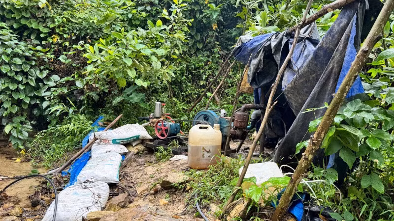 Các đối tượng lắp đặt máy bơm nước từ khe suối lên để khai thác vàng trái phép Các đối tượng lắp đặt máy bơm nước từ khe suối lên để khai thác vàng trái phép