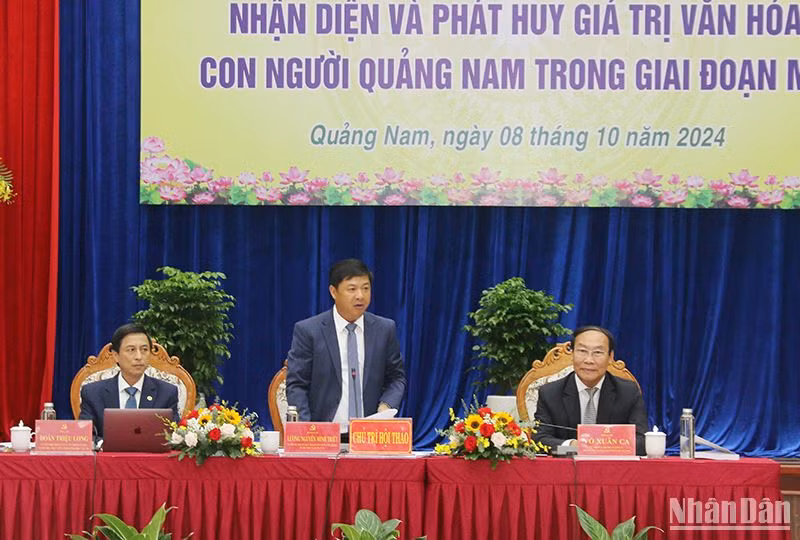 Các đồng chí chủ trì hội thảo nêu một số nội dung quan trọng cần tập trung thảo luận, làm rõ và đề ra các giải pháp nhằm phát huy giá trị văn hóa, con người Quảng Nam trong giai đoạn mới Các đồng chí chủ trì hội thảo nêu một số nội dung quan trọng cần tập trung thảo luận, làm rõ và đề ra các giải pháp nhằm phát huy giá trị văn hóa, con người Quảng Nam trong giai đoạn mới