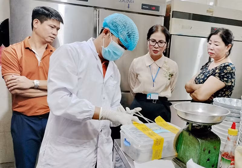 Đoàn kiểm tra lấy mẫu thực phẩm tại quán Bánh mỳ Phượng gửi đi kiểm nghiệm.