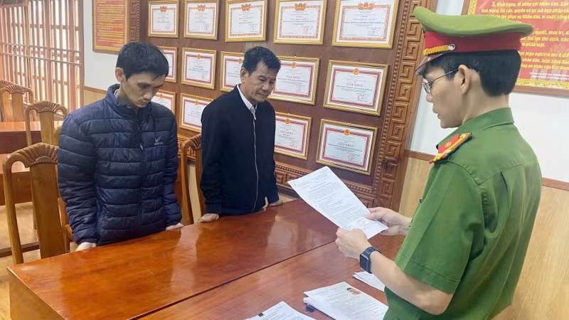Công an tỉnh Quảng Nam tống đạt quyết định khởi tố đối với Lê Viết Trọng (thứ hai từ trái sang) và Hoàng Duy Sơn. 