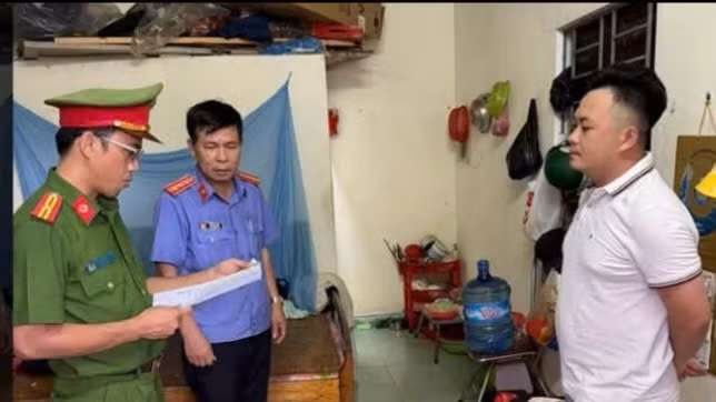 Cơ quan chức năng tống đạt quyết định khởi tố, bắt tạm giam đối với Nguyễn Thành Đạt.