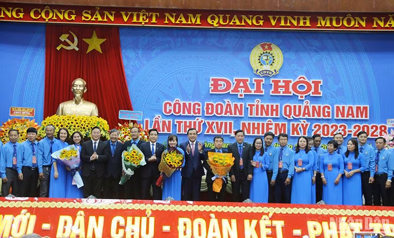 Lãnh đạo Trung ương và tỉnh Quảng Nam tặng hoa chúc mừng Ban Chấp hành mới.