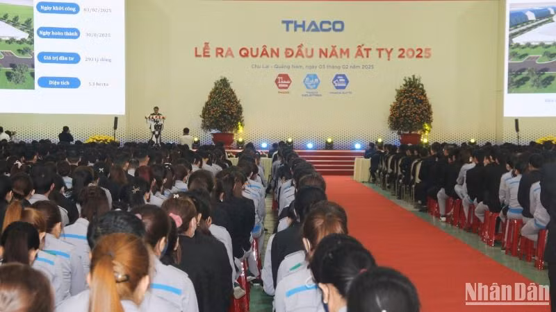 Hơn 15 nghìn cán bộ, nhân viên, công nhân THACO tại Chu Lai ra quân sản xuất đầu năm. Hơn 15 nghìn cán bộ, nhân viên, công nhân THACO tại Chu Lai ra quân sản xuất đầu năm.