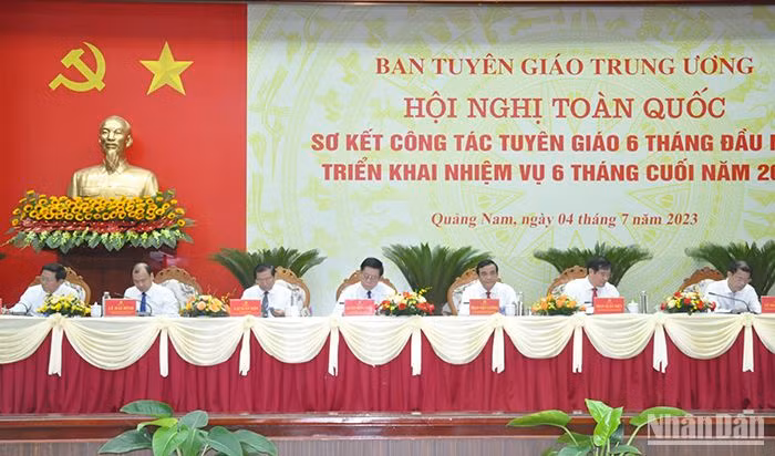 Đồng chí Nguyễn Trọng Nghĩa (giữa) cùng các đồng chí lãnh đạo Ban Tuyên giáo Trung ương và Bí thư Tỉnh ủy Quảng Nam Phan Việt Cường chủ trì Hội nghị