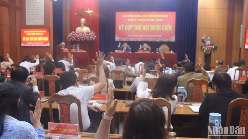 Các đại biểu Hội đồng nhân dân tỉnh biểu quyết thông qua nghị quyết phê chuẩn cơ cấu các cơ quan chuyên môn thuộc Ủy ban nhân dân tỉnh Quảng Nam. Các đại biểu Hội đồng nhân dân tỉnh biểu quyết thông qua nghị quyết phê chuẩn cơ cấu các cơ quan chuyên môn thuộc Ủy ban nhân dân tỉnh Quảng Nam.