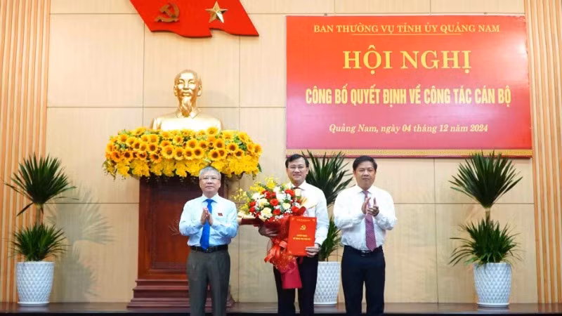 Bí thư Tỉnh ủy Lương Nguyễn Minh Triết và Phó Bí thư Thường trực Tỉnh ủy, Chủ tịch Hội đồng nhân dân tỉnh Nguyễn Đức Dũng trao quyết định và tặng hoa chúc mừng Trưởng Ban Tổ chức Tỉnh ủy Phan Văn Bình.