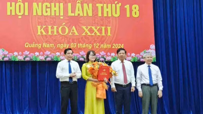 Các đồng chí Thường trực Tỉnh ủy trao quyết định chuẩn y và tặng hoa chúc mừng đồng chí Trần Thị Kim Hoa.