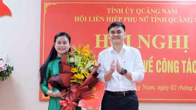 Phó Trưởng Ban Tổ chức Tỉnh ủy Cao Thanh Hải trao quyết định và tặng hoa chúc mừng đồng chí Đặng Thị Bảo Trinh.
