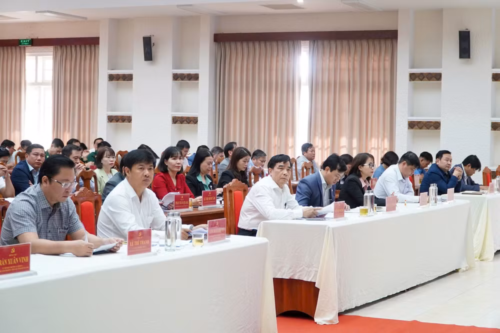 Các đồng chí lãnh đạo tỉnh dự hội nghị.