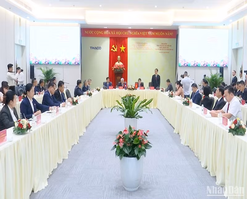Quang cảnh buổi làm việc.