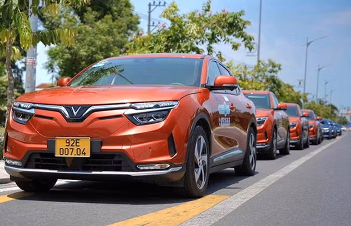 Công ty TNHH Sông Hoài Hội An đưa 50 xe taxi chạy bằng điện vào phục vụ người dân và du khách. Công ty TNHH Sông Hoài Hội An đưa 50 xe taxi chạy bằng điện vào phục vụ người dân và du khách.