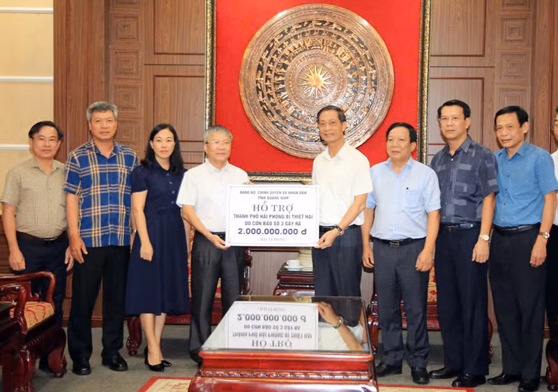 Phó Bí thư Thường trực Tỉnh ủy, Chủ tịch Hội đồng nhân dân tỉnh Quảng Nam Nguyễn Đức Dũng cùng đoàn công tác của tỉnh (bên trái) đến thăm, động viên, chia sẻ khó khăn của thành phố Hải Phòng.