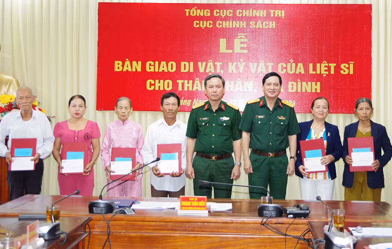Đại diện Cục Chính sách và Quân khu 5 trao di vật, kỷ vật của liệt sĩ cho thân nhân, gia đình liệt sĩ trên địa bàn tỉnh Quảng Nam. Đại diện Cục Chính sách và Quân khu 5 trao di vật, kỷ vật của liệt sĩ cho thân nhân, gia đình liệt sĩ trên địa bàn tỉnh Quảng Nam.