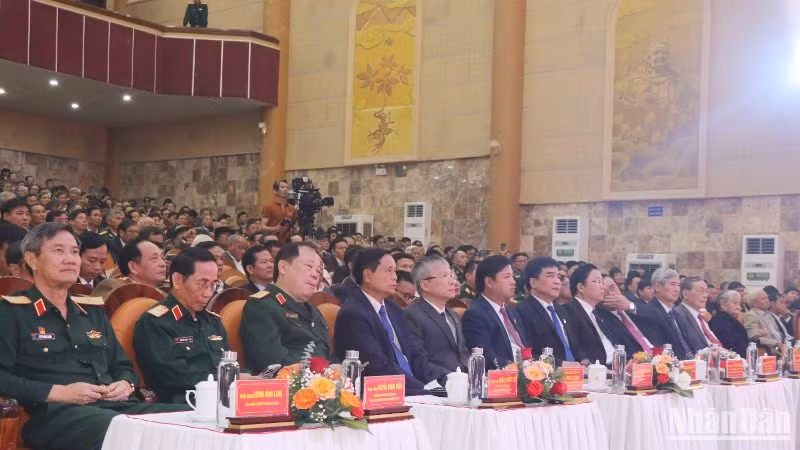 Hơn 500 đại biểu dự buổi gặp mặt kỷ niệm 80 năm Ngày thành lập Quân đội nhân dân Việt Nam.