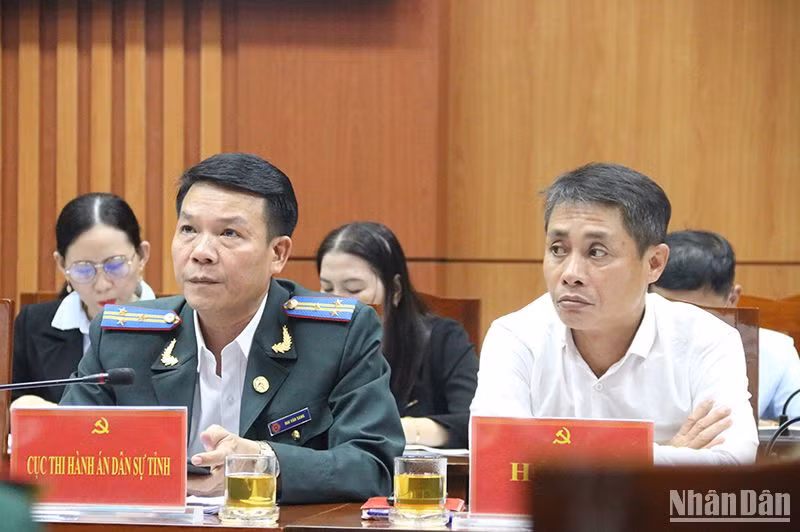Các đại biểu nghe quán triệt Quy định số 117-QĐ/TW, ngày 18/8/2023 của Bộ Chính trị về xin lỗi và phục hồi quyền lợi của tổ chức đảng, đảng viên bị kỷ luật oan. Các đại biểu nghe quán triệt Quy định số 117-QĐ/TW, ngày 18/8/2023 của Bộ Chính trị về xin lỗi và phục hồi quyền lợi của tổ chức đảng, đảng viên bị kỷ luật oan.
