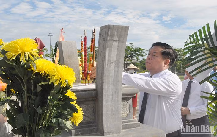 Đồng chí Nguyễn Trọng Nghĩa dâng hương tưởng nhớ các anh hùng liệt sĩ.