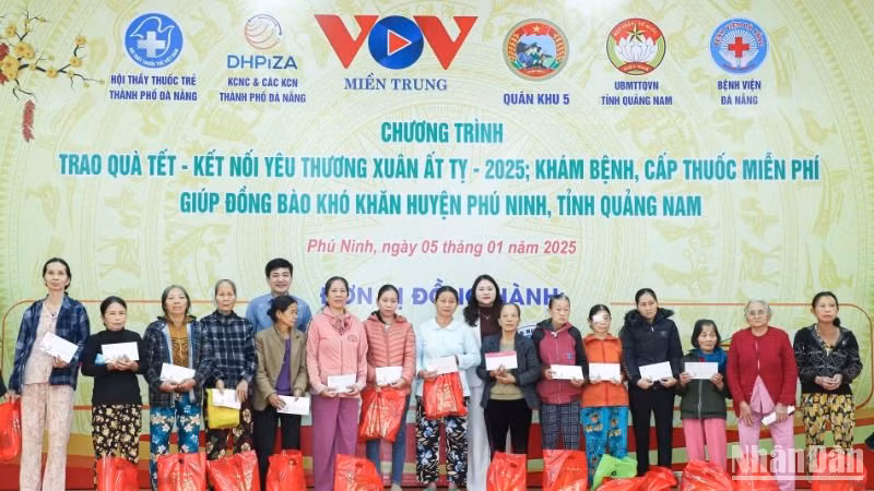 Trao quà Tết tặng hộ nghèo khó khăn tại huyện Phú Ninh.