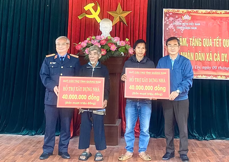 Quỹ cứu trợ tỉnh Quảng Nam trao kinh phí hỗ trợ cho người dân xã Cà Dy, huyện Nam Giang xây dựng nhà ở. Quỹ cứu trợ tỉnh Quảng Nam trao kinh phí hỗ trợ cho người dân xã Cà Dy, huyện Nam Giang xây dựng nhà ở.