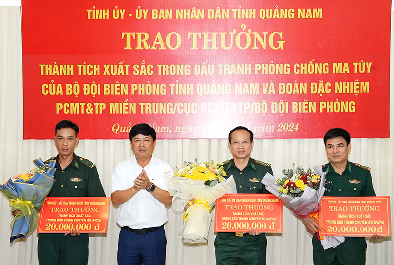 Bí thư Tỉnh ủy Quảng Nam Lương Nguyễn Minh Triết trao thưởng các tập thể có thành tích xuất sắc trong quá trình đấu tranh, bắt giữ gần 200kg ma túy từ Lào về Việt Nam.