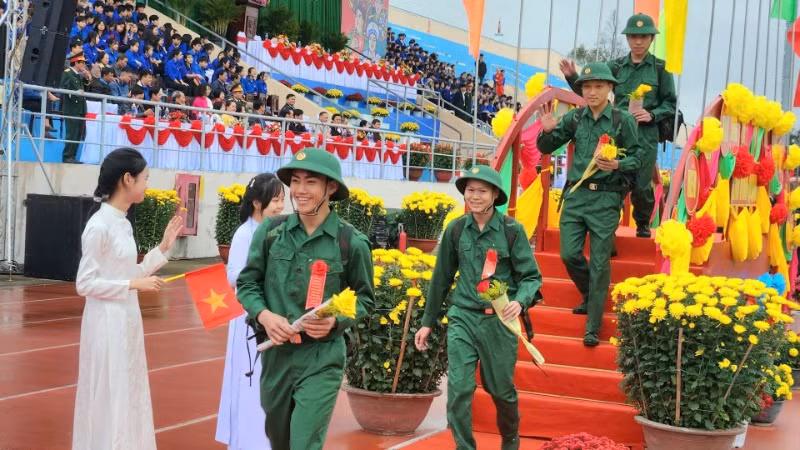 Hàng nghìn thanh niên Quảng Nam nô nức lên đường bảo vệ Tổ quốc.