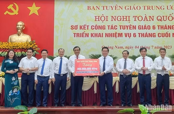 Ban Tuyên giáo Trung ương trao 300 triệu đồng để hỗ trợ gia đình chính sách tại tỉnh Quảng Nam.