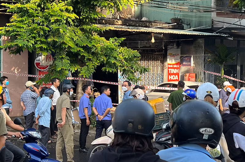 Các cơ quan chức năng tổ chức khám nghiệm hiện trường, điều tra làm rõ nguyên nhân vụ cháy. Các cơ quan chức năng tổ chức khám nghiệm hiện trường, điều tra làm rõ nguyên nhân vụ cháy.