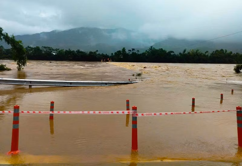 Khu vực cầu Thái Chấn Sơn (xã Đại Hưng, huyện Đại Lộc), nước sông dâng lên cao gây ách tắc giao thông. Khu vực cầu Thái Chấn Sơn (xã Đại Hưng, huyện Đại Lộc), nước sông dâng lên cao gây ách tắc giao thông.
