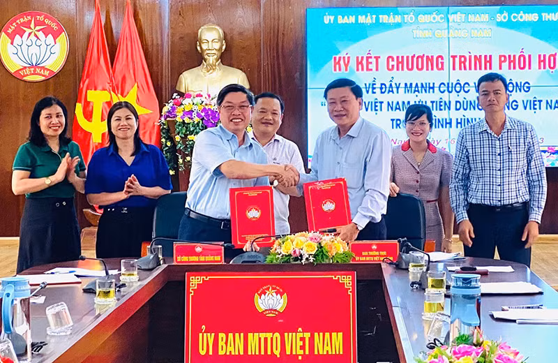 Ủy ban Mặt trận Tổ quốc Việt Nam tỉnh Quảng Nam và Sở Công thương Quảng Nam ký kết chương trình phối hợp về đẩy mạnh cuộc vận động người Việt Nam dùng hàng Việt Nam Ủy ban Mặt trận Tổ quốc Việt Nam tỉnh Quảng Nam và Sở Công thương Quảng Nam ký kết chương trình phối hợp về đẩy mạnh cuộc vận động người Việt Nam dùng hàng Việt Nam