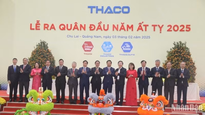 Các đồng chí lãnh đạo tỉnh Quảng Nam dự lễ ra quân đầu năm tại THACO Chu Lai. Các đồng chí lãnh đạo tỉnh Quảng Nam dự lễ ra quân đầu năm tại THACO Chu Lai.