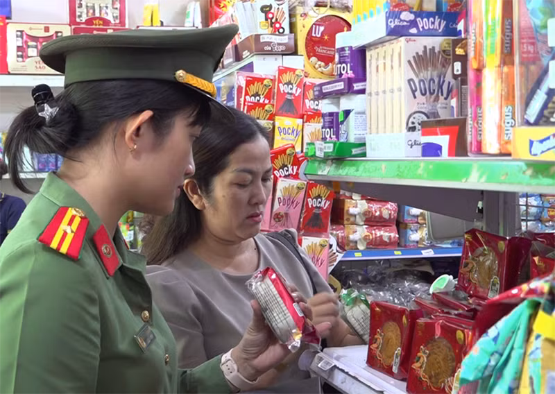 Đoàn kiểm tra liên ngành về an toàn thực phẩm tỉnh Quảng Nam kiểm tra một số loại bánh trung thu được bày bán tại một cơ sở bán lẻ trên địa bàn tỉnh.