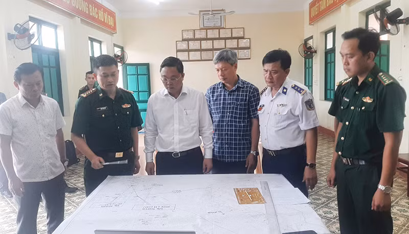 Chủ tịch Ủy ban nhân dân tỉnh Quảng Nam Lê Trí Thanh (người thứ 3 từ trái sang) nghe Bộ Chỉ huy Bộ đội biên phòng tỉnh Quảng Nam trình bày phương án triển khai tìm kiếm các ngư dân đang mất tích.