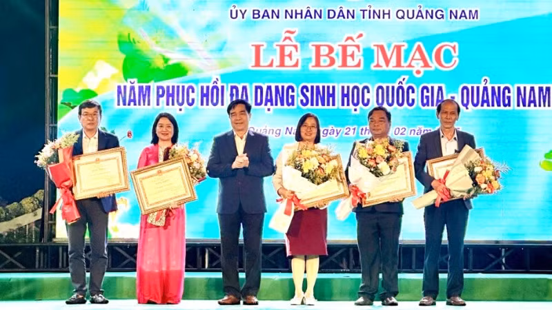 Chủ tịch Ủy ban nhân dân tỉnh Lê Văn Dũng trao Bằng khen của Ủy ban nhân dân tỉnh tặng các tập thể có thành tích xuất sắc trong tổ chức các hoạt động của Năm phục hồi đa dạng sinh học quốc gia - Quảng Nam 2024. 
