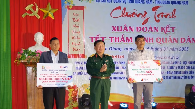 Đại diện Ngân hàng thương mại cổ phần Quân đội-Chi nhánh Quảng Nam trao quà tặng gia đình chính sách, người nghèo huyện Nam Giang. Đại diện Ngân hàng thương mại cổ phần Quân đội-Chi nhánh Quảng Nam trao quà tặng gia đình chính sách, người nghèo huyện Nam Giang.