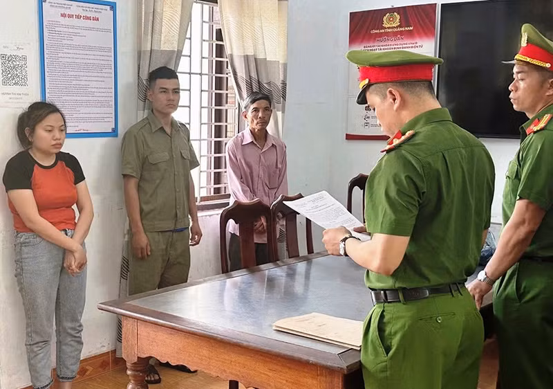 Công an thành phố Tam Kỳ thi hành lệnh bắt tạm giam đối với Võ Thị Hoa.