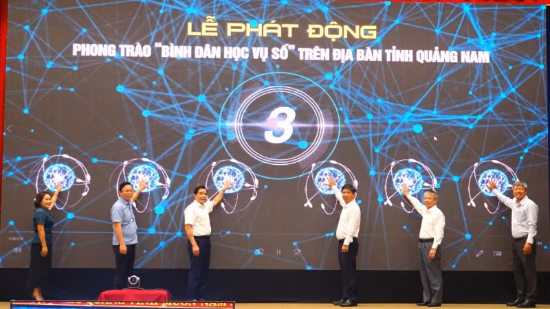 Các đồng chí lãnh đạo tỉnh Quảng Nam thực hiện nghi thức phát động phong trào “Bình dân học vụ số”. 