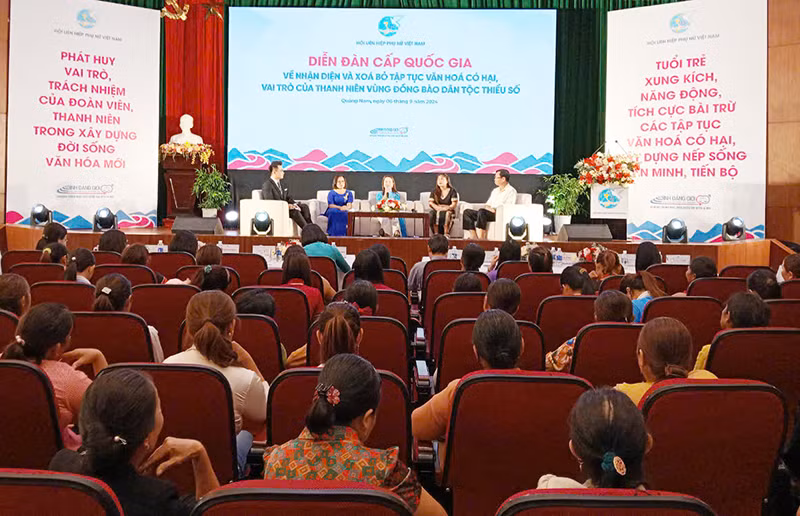 Hơn 300 đại biểu dự Diễn đàn cấp quốc gia và Hội thi thuyết trình về nhận diện và xóa bỏ tập tục văn hóa có hại, vai trò của thanh niên vùng đồng bào dân tộc thiểu số.