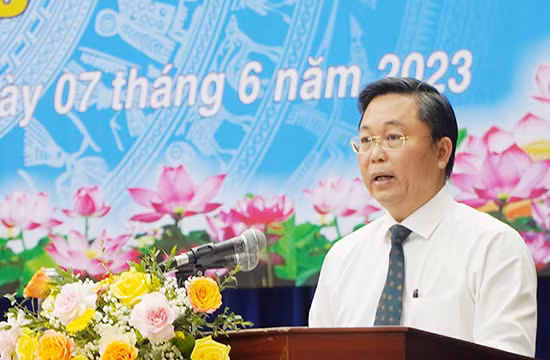 Chủ tịch Ủy ban nhân dân tỉnh Lê Trí Thanh phát biểu tại buổi lễ.