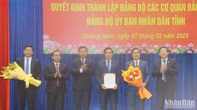Bí thư Tỉnh ủy Lương Nguyễn Minh Triết (thứ 3 từ trái sang) tặng hoa chúc mừng Đảng bộ Ủy ban nhân dân tỉnh nhiệm kỳ 2020-2025.