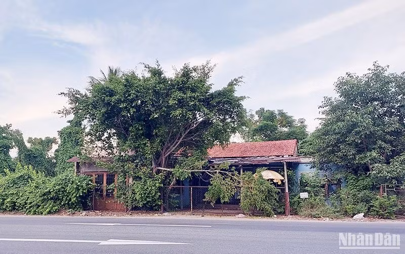 Do khu nhà nằm trong diện giải tỏa để làm đường, nên gia đình bà Bùi Thị Nuôi đi nơi khác ở và tạm đóng cửa ngôi nhà này. Do khu nhà nằm trong diện giải tỏa để làm đường, nên gia đình bà Bùi Thị Nuôi đi nơi khác ở và tạm đóng cửa ngôi nhà này.