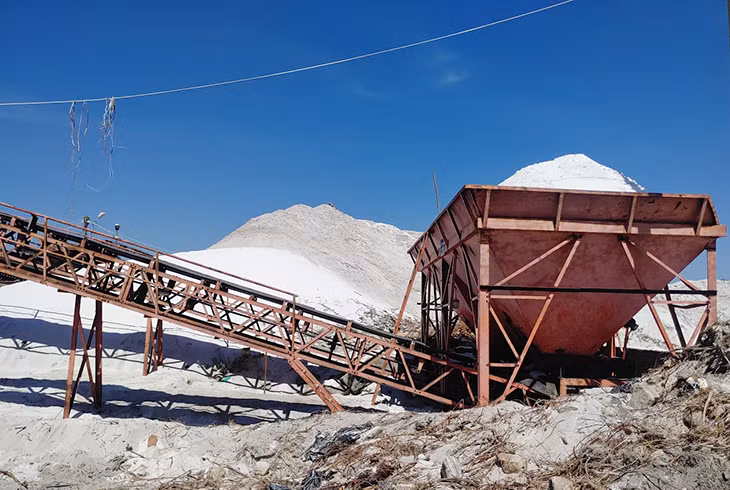 Năm 2022, Công ty cổ phần kỹ nghệ khoáng sản Quảng Nam khai thác cát trắng vượt 19,9% so công suất được phép 