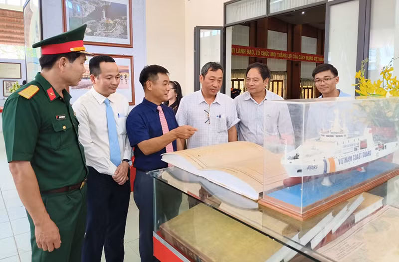 Lãnh đạo Sở Thông tin và Truyền thông Quảng Nam và huyện Núi Thành xem triển lãm bản đồ và trưng bày tư liệu với chủ đề “Hoàng Sa, Trường Sa của Việt Nam - Những bằng chứng lịch sử và pháp lý” tổ chức tại huyện Núi Thành.