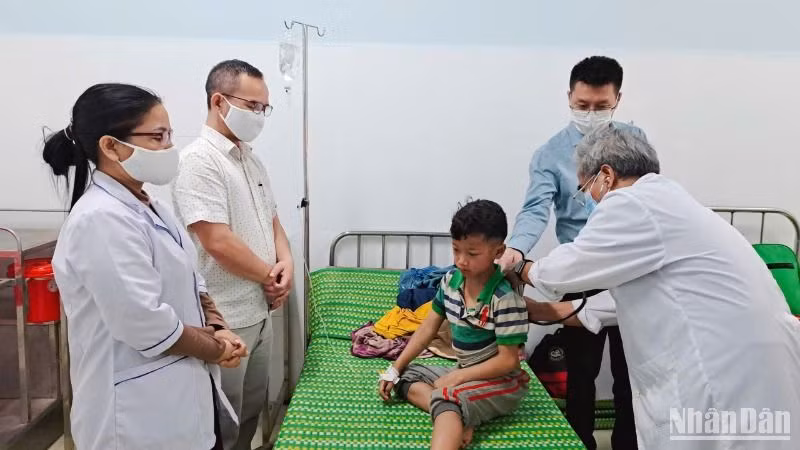Đoàn công tác Sở Y tế Quảng Nam kiểm tra sức khỏe trẻ đang điều trị tại Trung tâm Y tế huyện Nam Trà My.