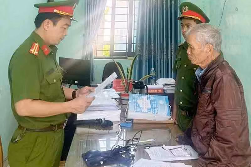Cơ quan Cảnh sát điều tra Công an huyện Đại Lộc thi hành quyết định khởi tố đối với ông Lê Mạnh.