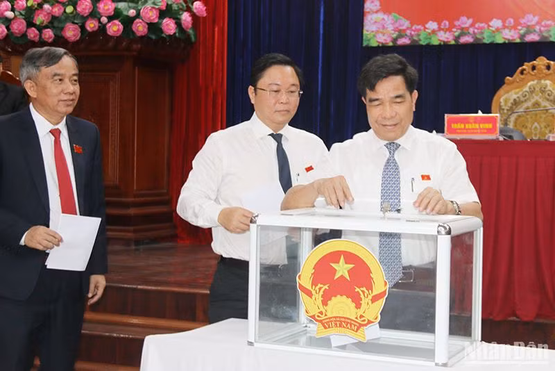 Các đại biểu Hội đồng nhân dân tỉnh bỏ phiếu bầu bổ sung chức danh Phó Chủ tịch Ủy ban nhân dân tỉnh Quảng Nam nhiệm kỳ 2021-2026.
