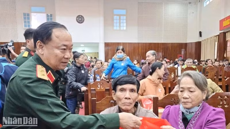 Trung tướng Thái Đại Ngọc, Tư lệnh Quân khu 5 trao quà Tết cho người dân có hoàn cảnh khó khăn của thành phố Tam Kỳ.