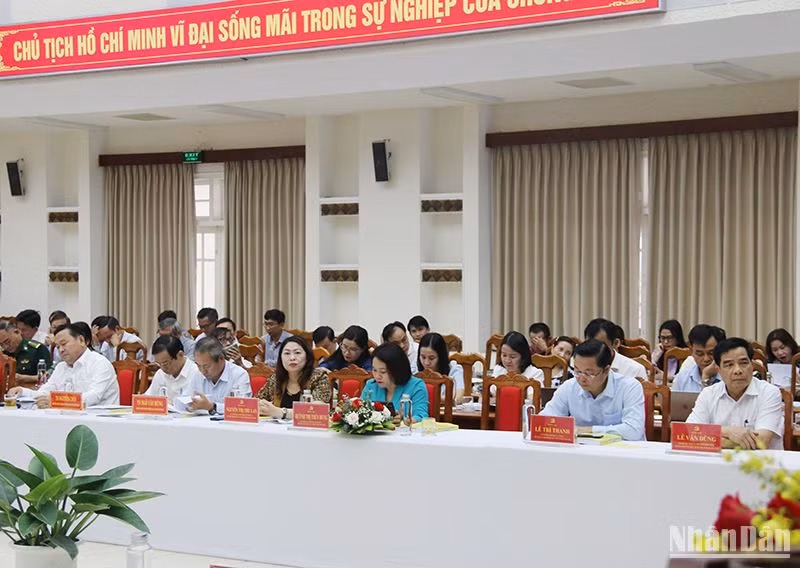Các đồng chí lãnh đạo tỉnh Quảng Nam tham dự Hội thảo khoa học với chủ đề “Nhận diện và phát huy giá trị văn hóa, con người Quảng Nam trong giai đoạn mới” Các đồng chí lãnh đạo tỉnh Quảng Nam tham dự Hội thảo khoa học với chủ đề “Nhận diện và phát huy giá trị văn hóa, con người Quảng Nam trong giai đoạn mới”