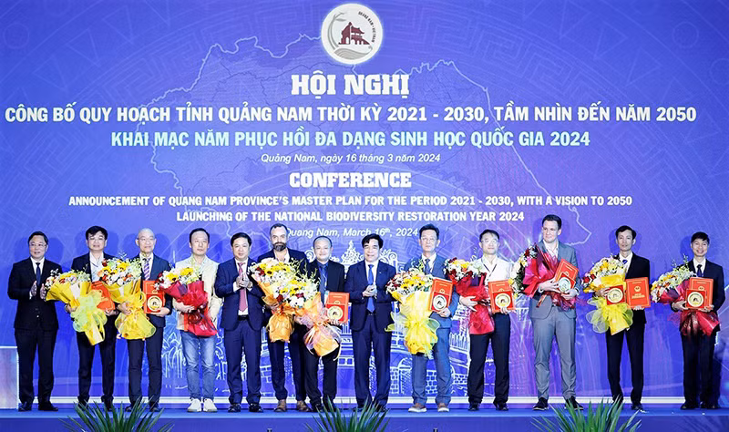 Trao quyết định chấp thuận đầu tư, giấy chứng nhận đăng ký đầu tư cho các doanh nghiệp. Trao quyết định chấp thuận đầu tư, giấy chứng nhận đăng ký đầu tư cho các doanh nghiệp.