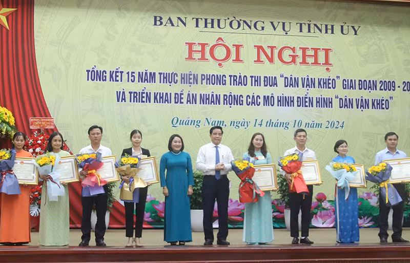 Các đồng chí đại diện lãnh đạo tỉnh trao Bằng khen của Ủy ban nhân dân tỉnh tặng cá nhân có thành tích xuất sắc trong phong trào thi đua "dân vận khéo".