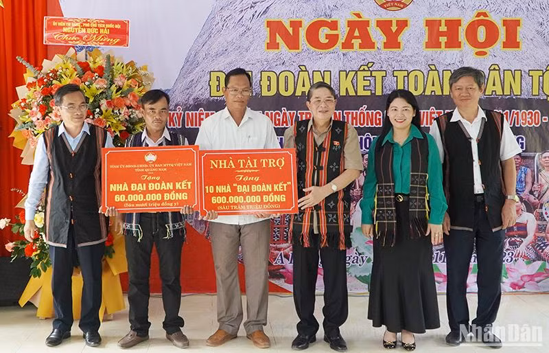 Phó Chủ tịch Quốc hội Nguyễn Đức Hải trao "Nhà đại đoàn kết" tặng người dân huyện Nam Giang.